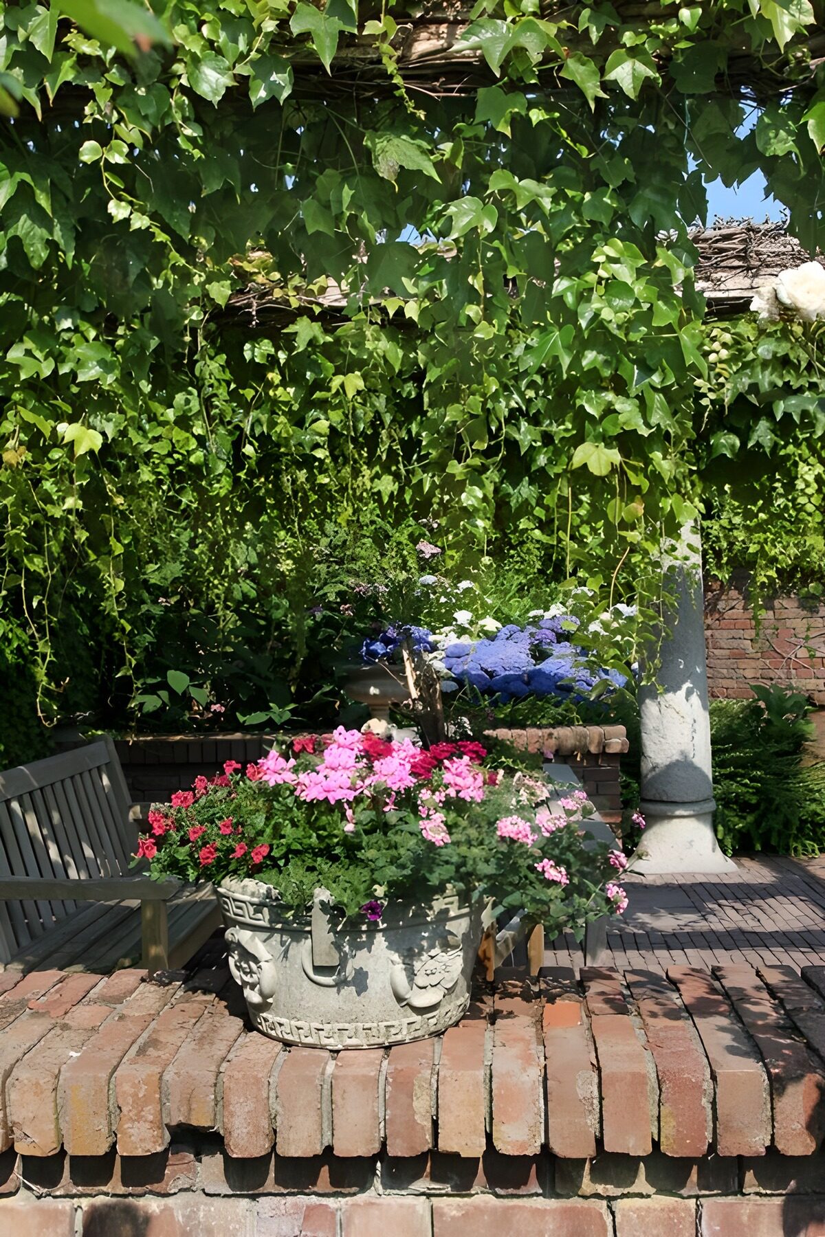 Bloemrijke tuin met bankje en pergola