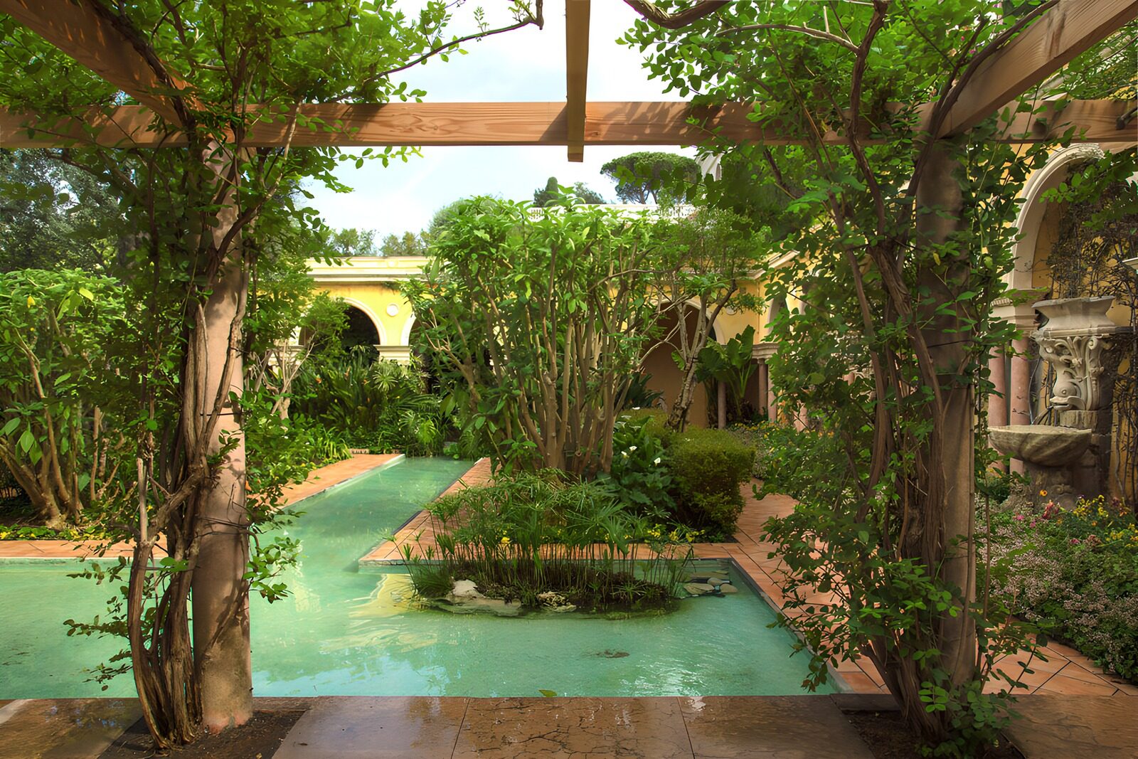 Rustige tuin met waterpartij en groen