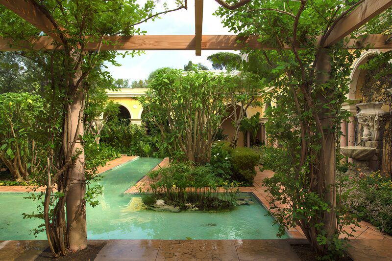 Rustige tuin met waterpartij en groen