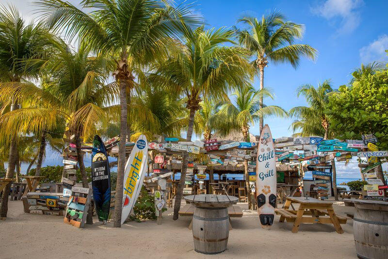 Tropisch strandcafé met surfplanken