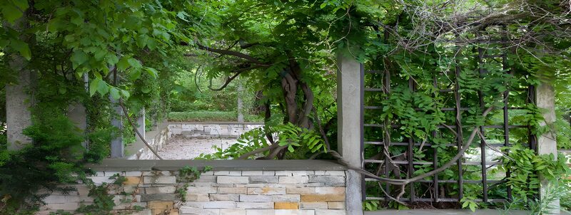Groene poort naar een verborgen tuin