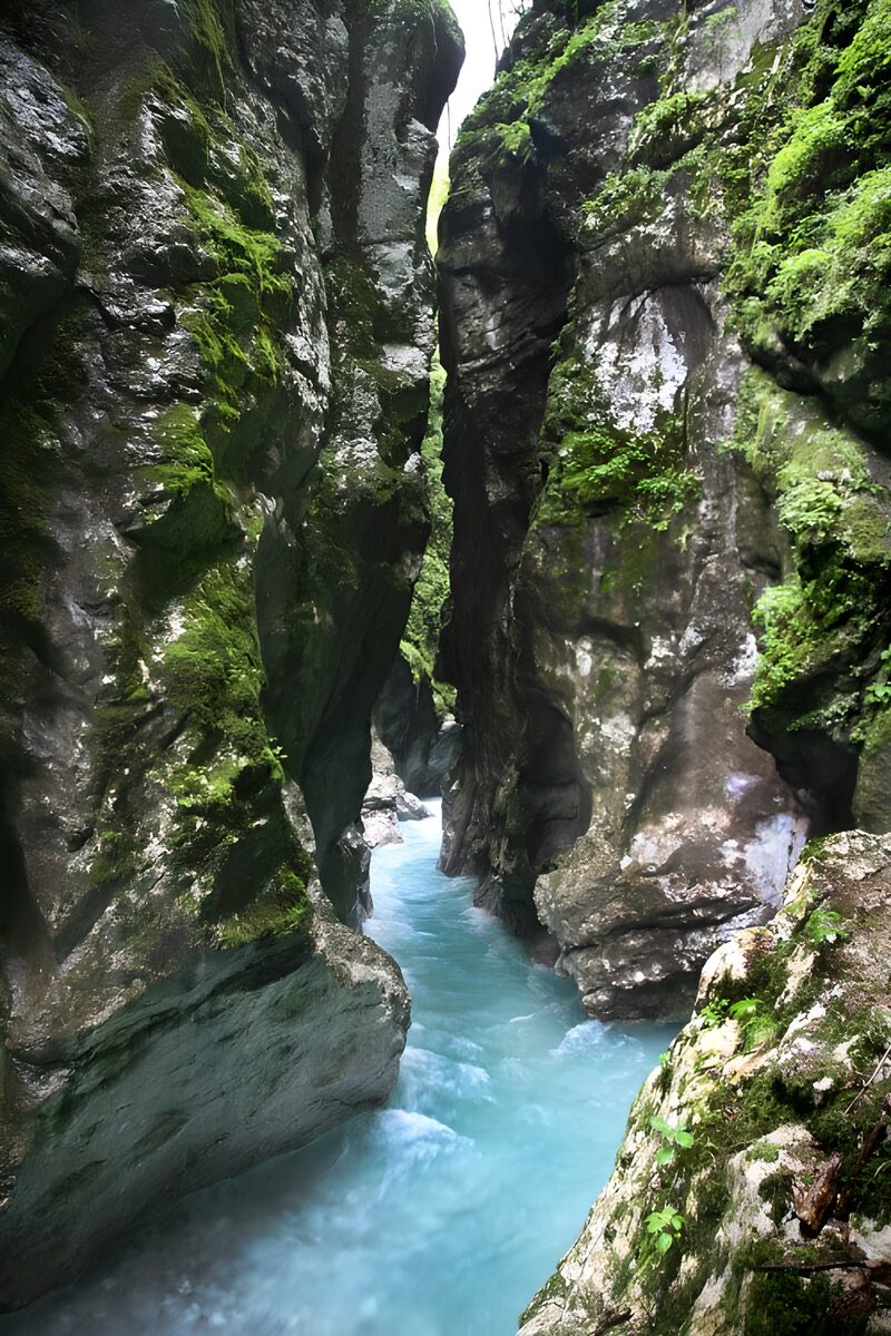 Het smalle dal met helderblauw water