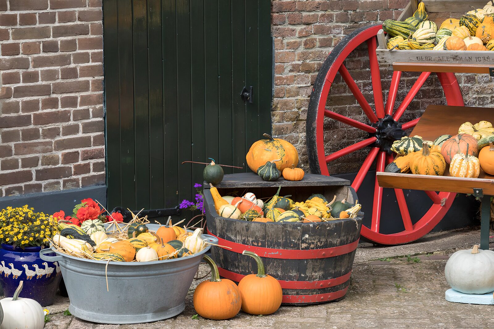 Herfstmarkt met pompoenen en groenten
