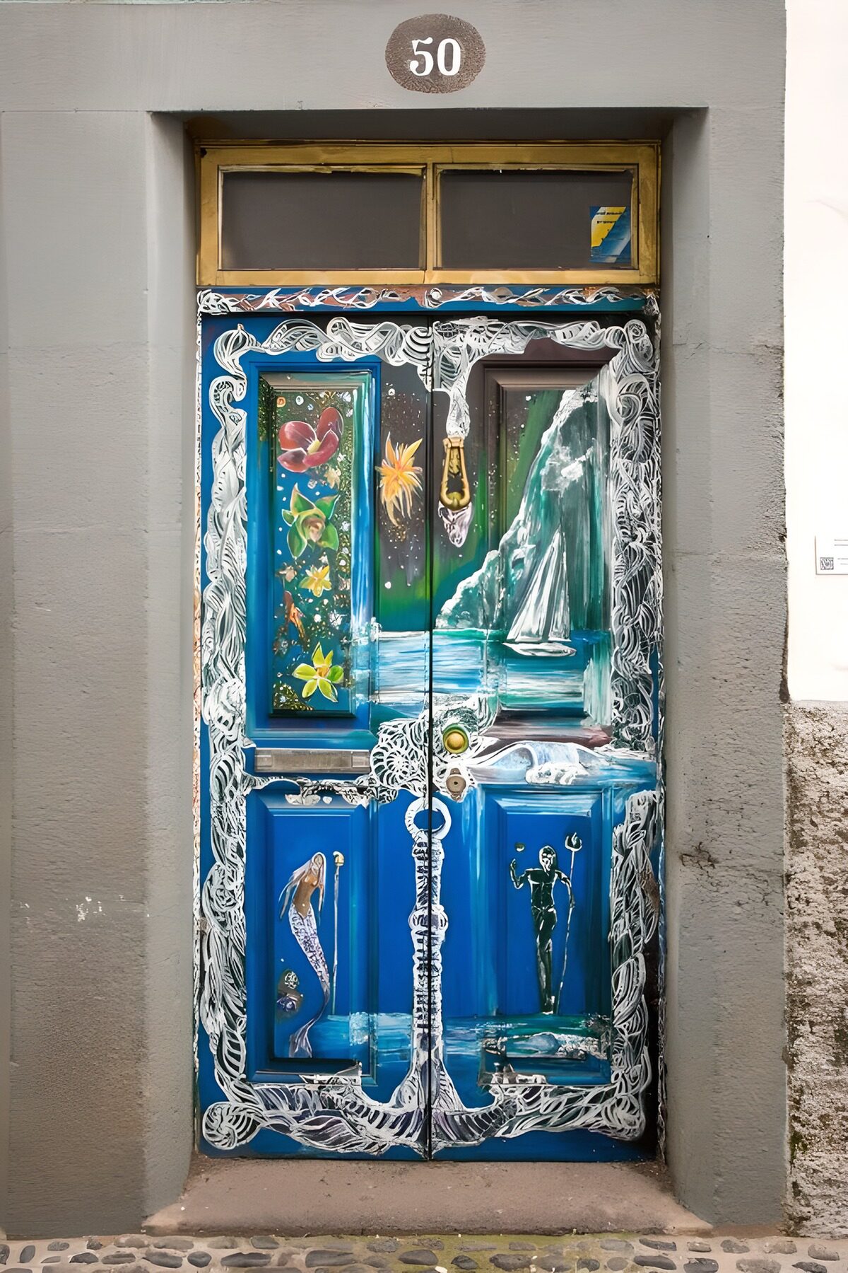 Blauwe Deur met Kunstzinnige Schilderingen