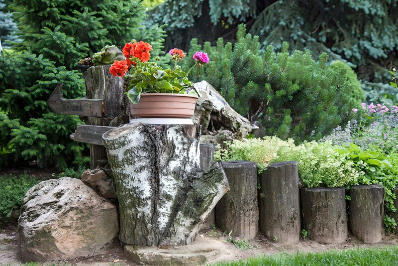 Bloemrijke tuin met houtdecoraties