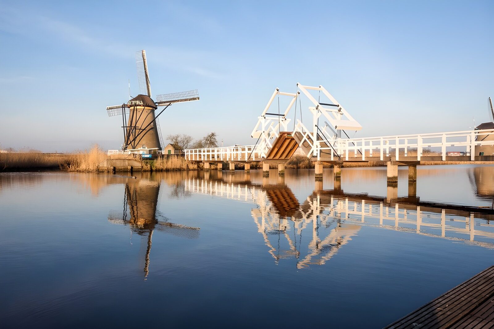 Iconische molen en brug in Holland