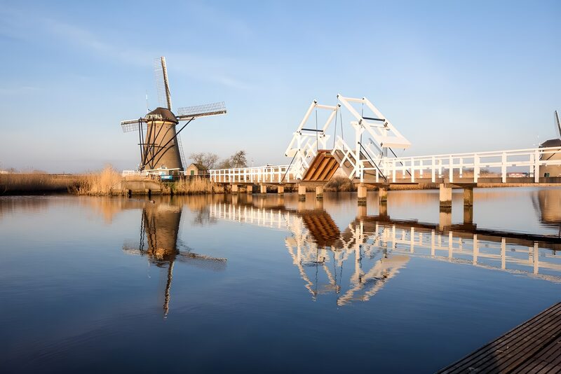 Iconische molen en brug in Holland