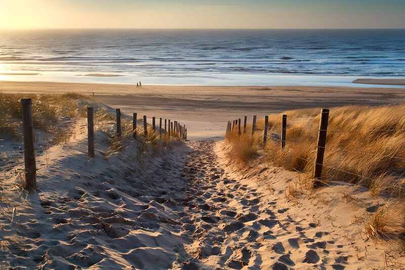 Wandeling naar het strand bij zonsondergang