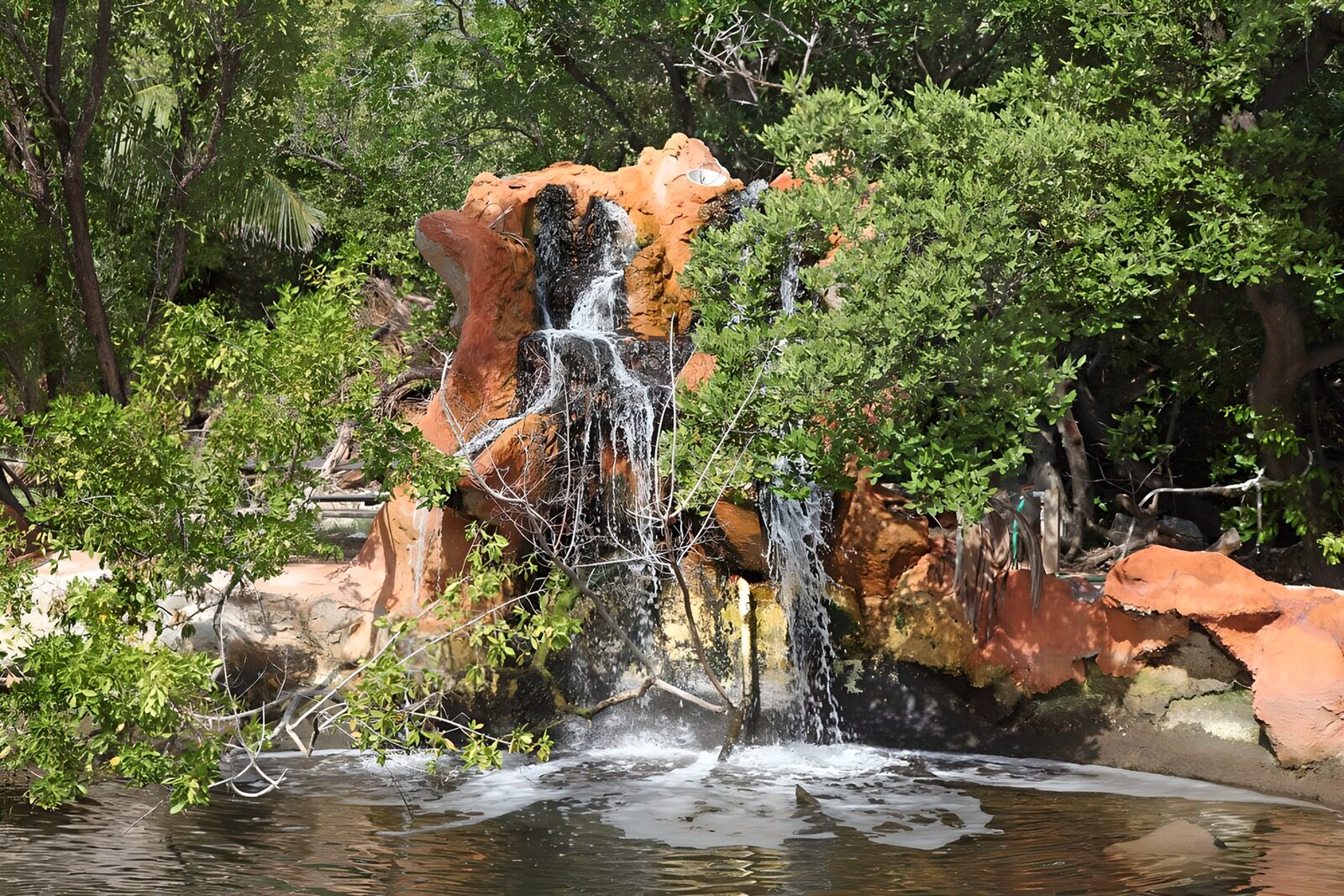 Waterval in een groen natuurlandschap