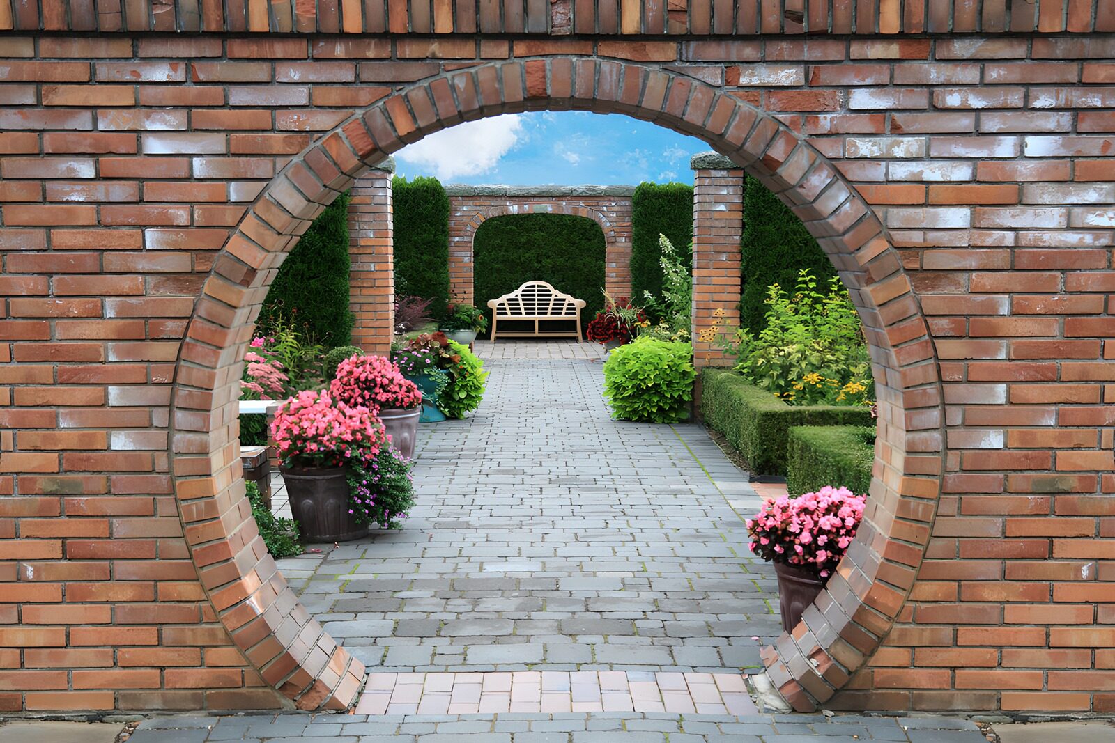 Sfeervolle tuin met bloeiende planten
