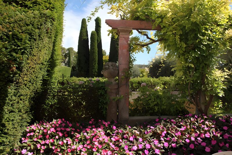 Prachtige tuin met bloemen en groene hagen