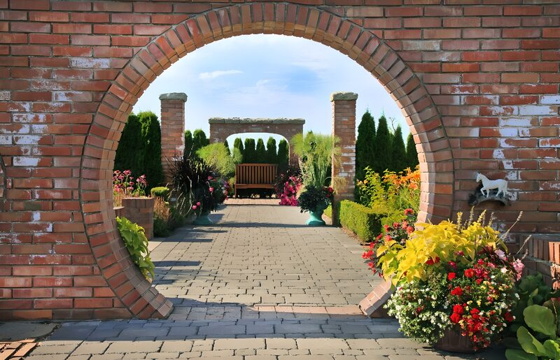 Charmante tuin met bakstenen poort