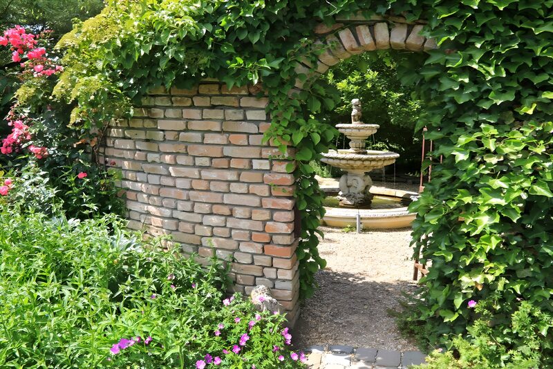 Ivy overgroeide muur en fontein