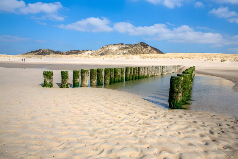 Rustige kust met mossige steigers