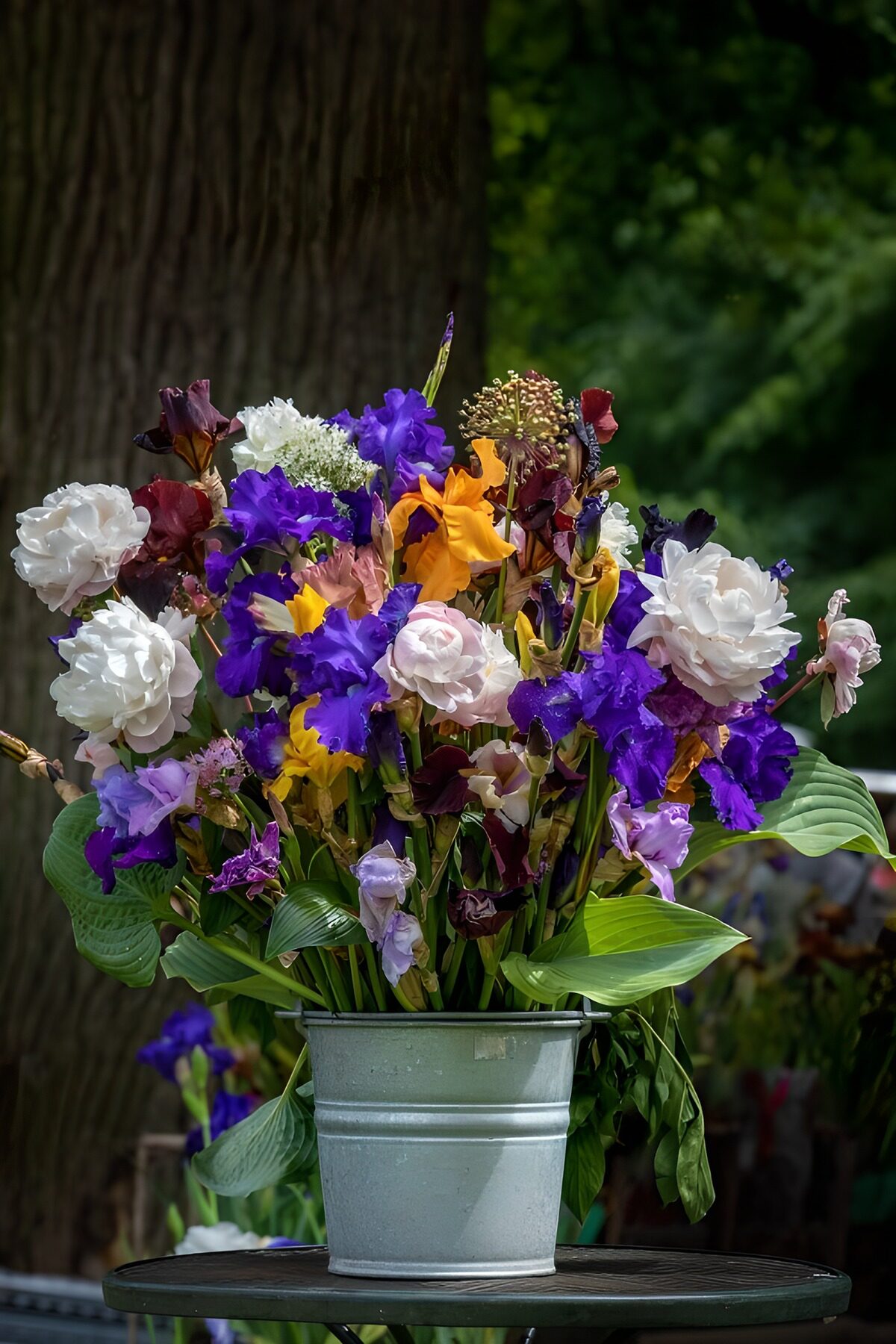 Kleurrijke bloemen in een metalen pot