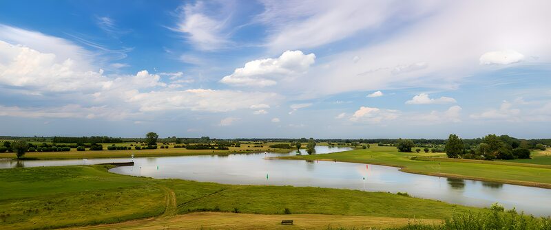 Rustige Landschap met Rivier en Lucht