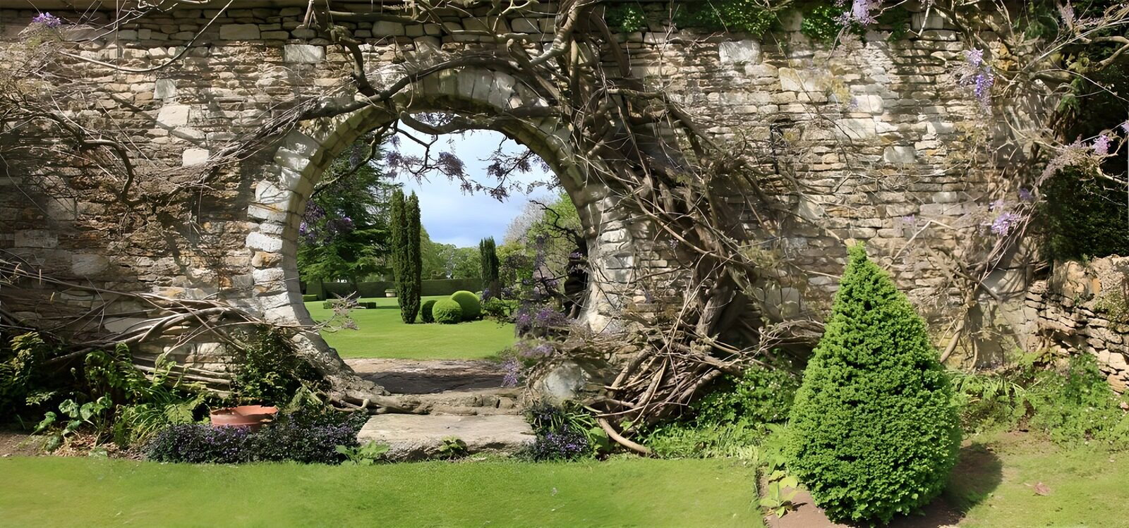 Mystieke poort naar een groene tuin