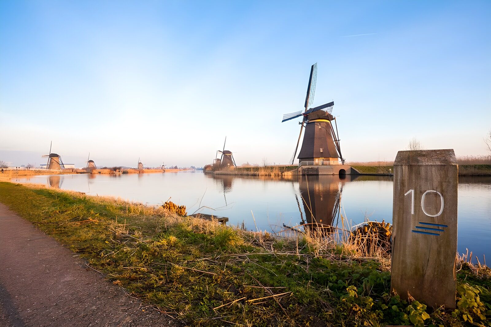 Molens langs de serene waterkant
