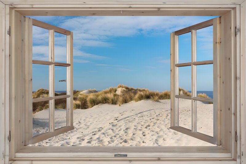 Uitzicht op het strand vanuit een raam