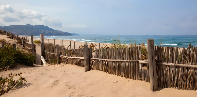 Rustige strand met hekwerk