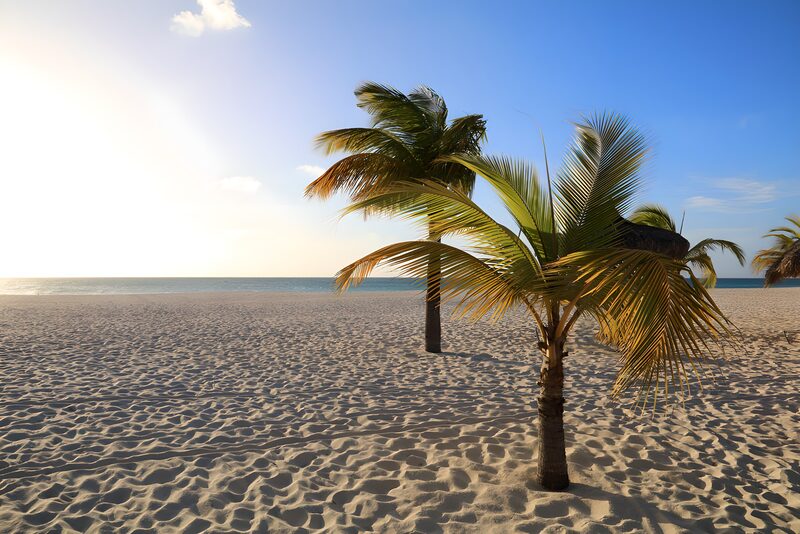 Zonsondergang op tropisch strand