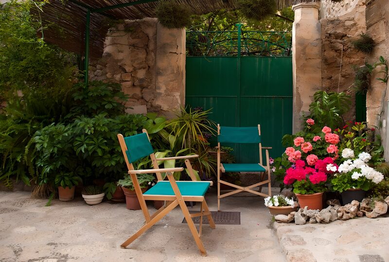 Groene Rustplek met Bloemen en Stoelen