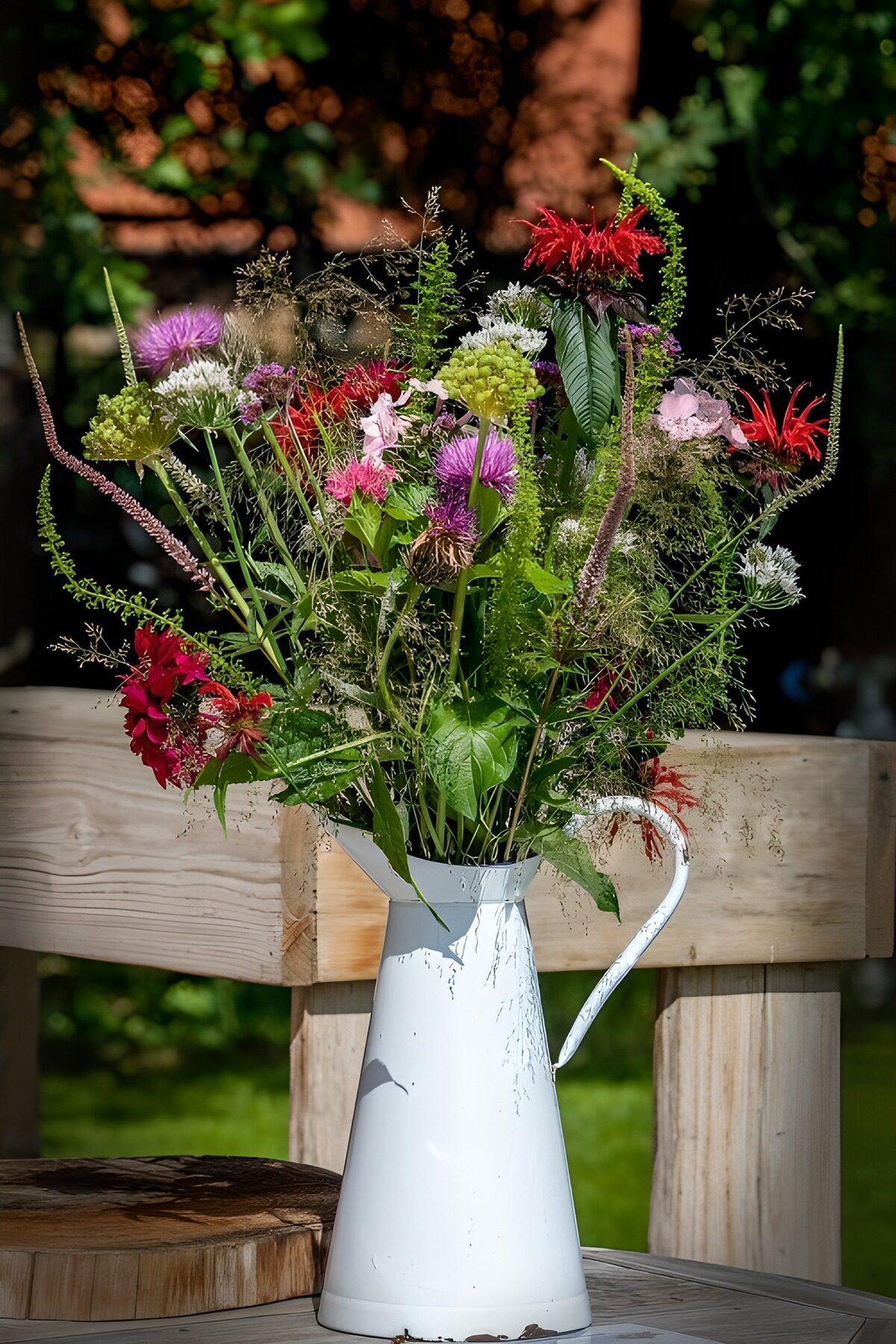 Kleurrijke boeket in een witte kan