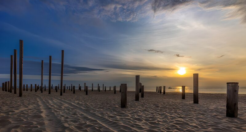 Zonsopkomst boven een strandscène
