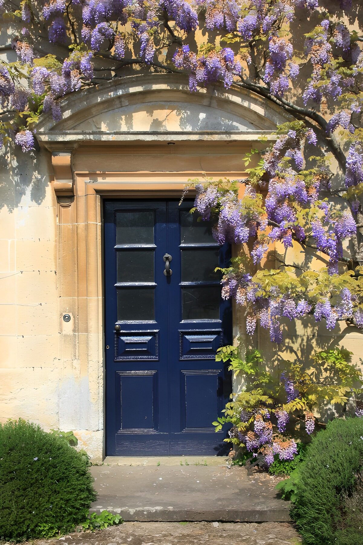 Deur omringd door paarse bloesems
