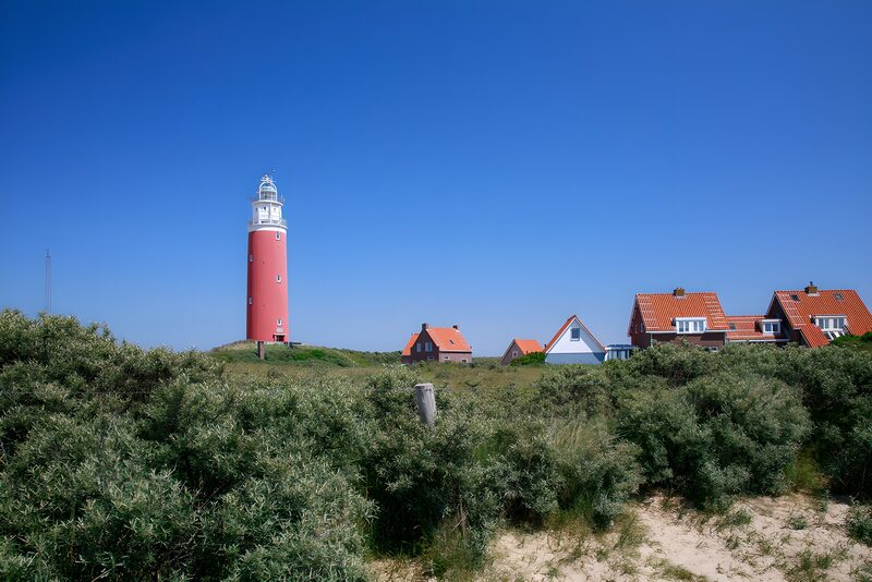 Vuurtoren en huisjes aan het strand