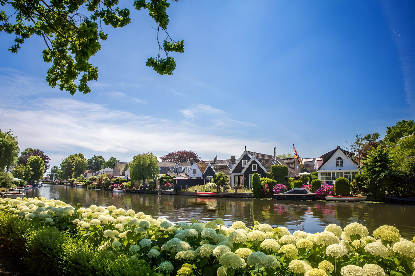 Pittoresk dorp aan het water