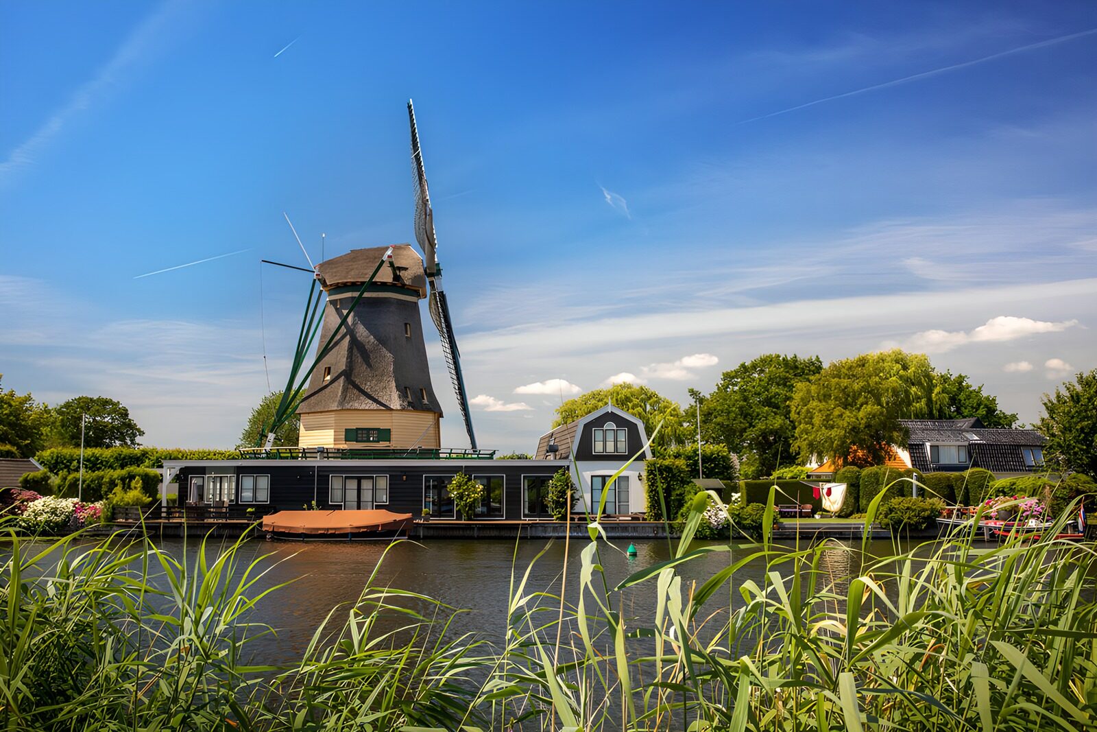 Authentieke Nederlandse molen bij het water