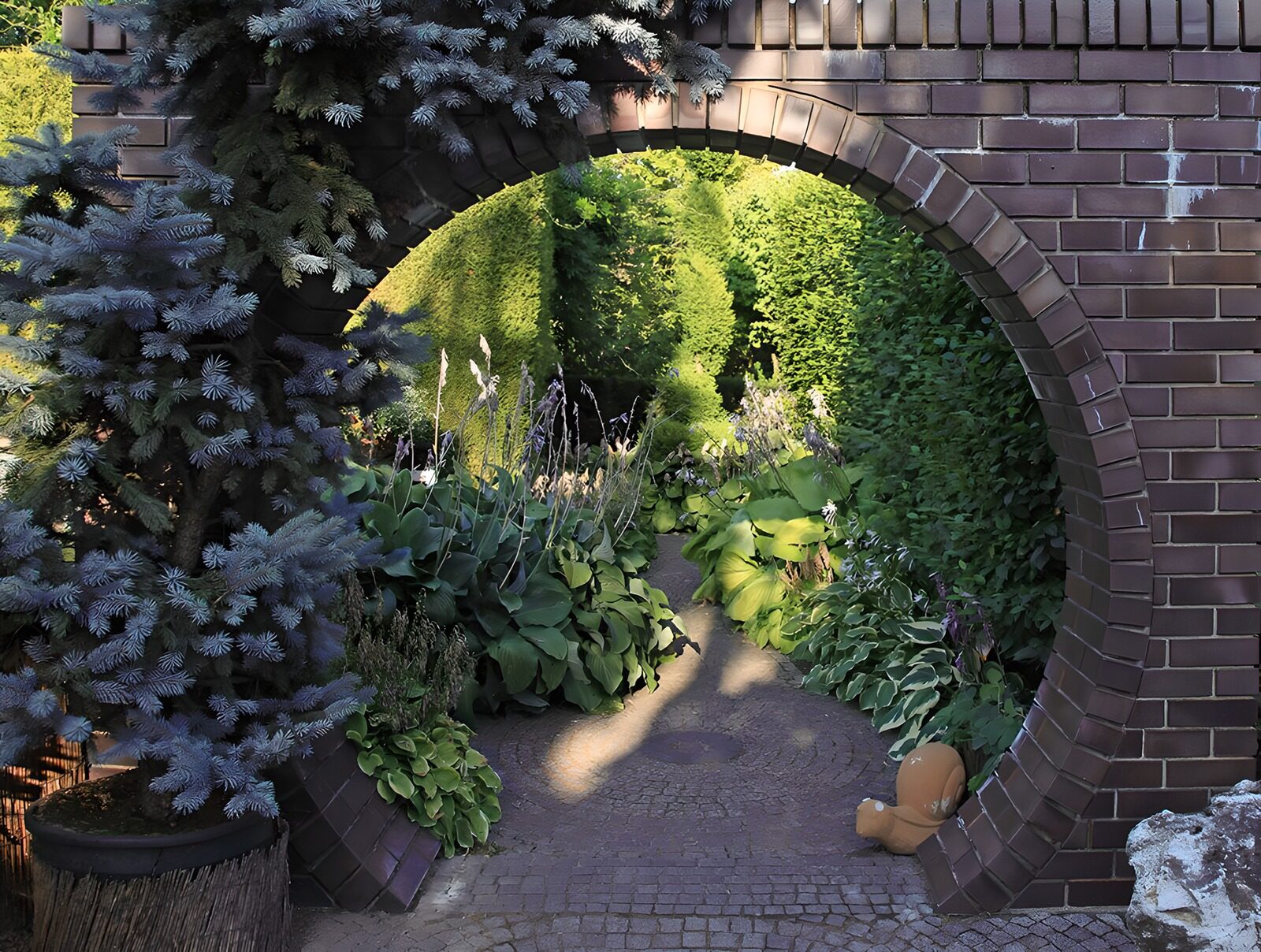 Ronde doorkijk met paadje naar tuin