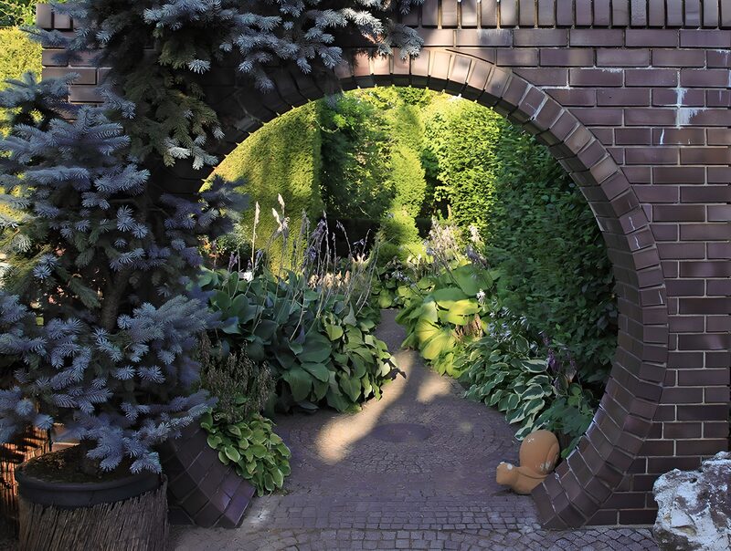 Ronde doorkijk met paadje naar tuin