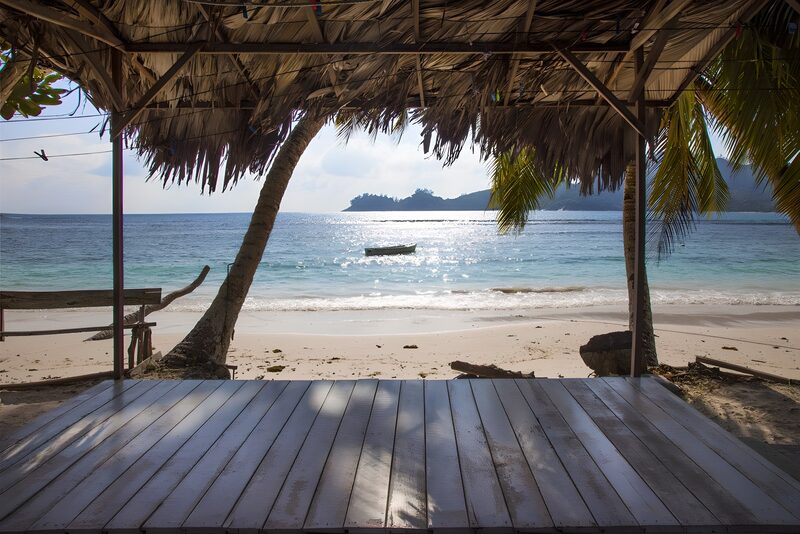 Rustige stranduitzicht onder een palapa