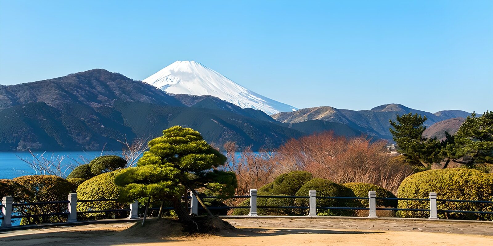 Uitzicht op de Fuji-berg en het meer