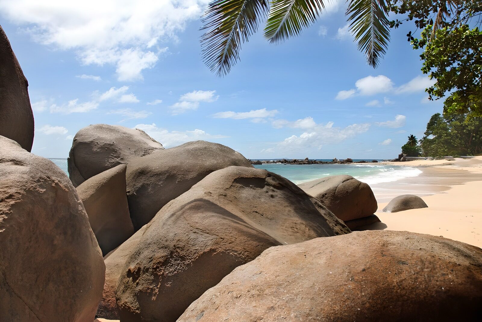 Rustige Strandzicht met Granieten Stenen