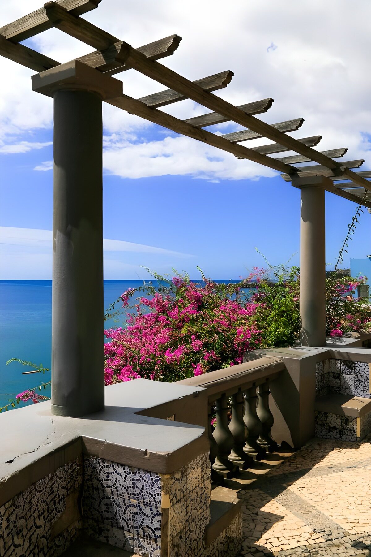 Pergola met Bougainville en uitzicht Atlantische oceaan