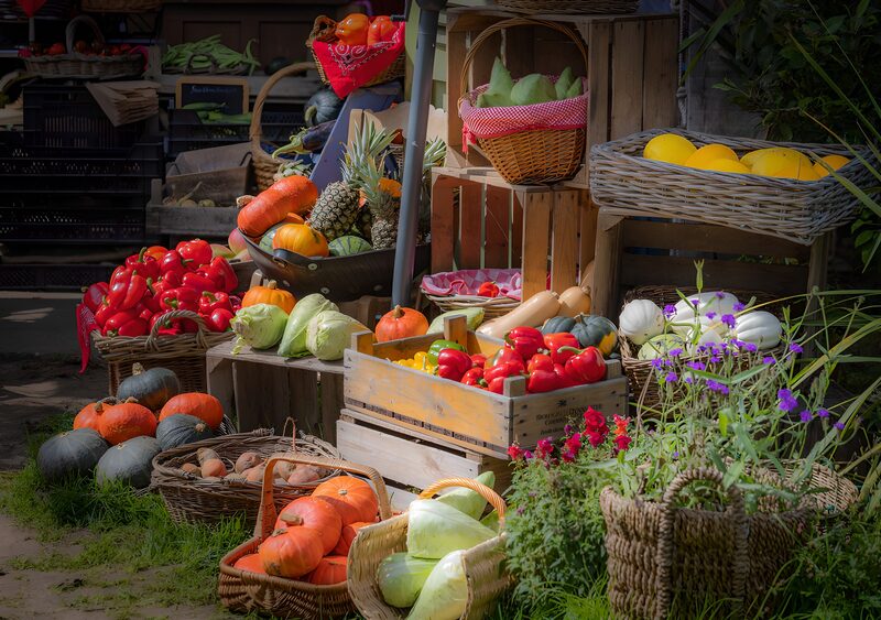 Kleurrijke markt met verse groenten