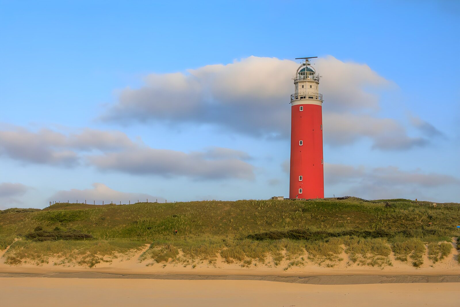Vuurtoren op de duinen aan zee