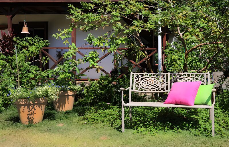 Zomerse tuinbank met kleurrijke kussens
