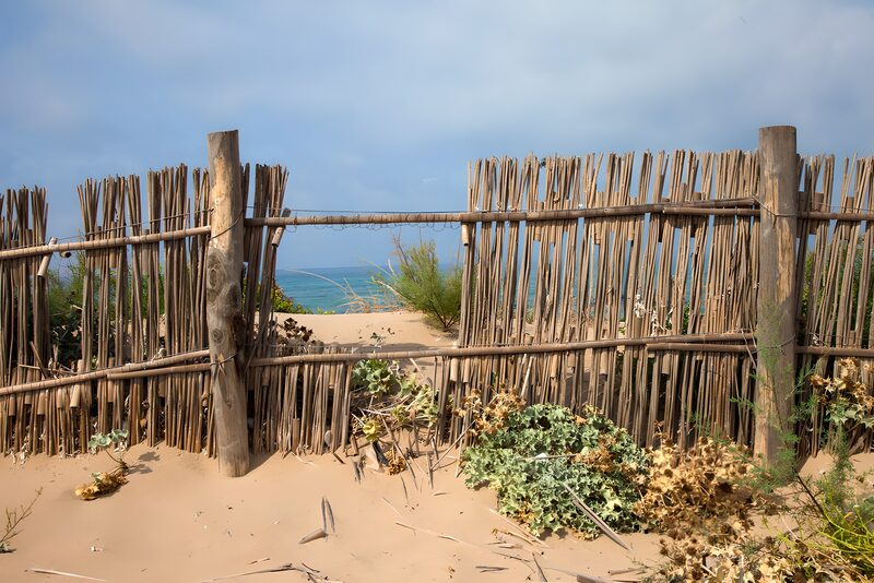Houten hek bij het strand