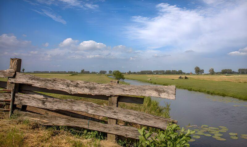 Rustig landschapszicht met waterloop