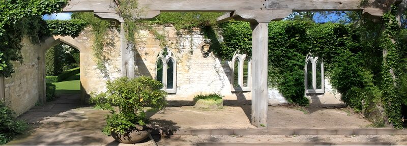 Vergeten tuinruïne in het groen