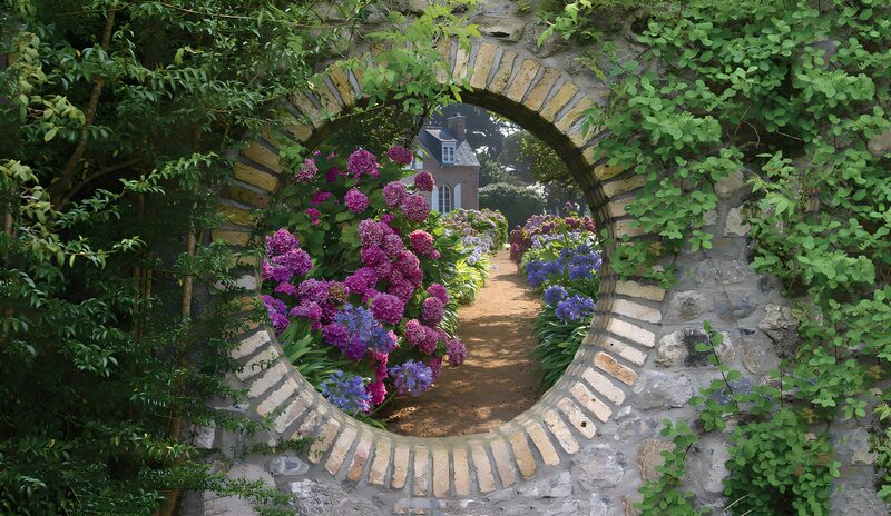 Doorzicht naar een kleurrijke tuin