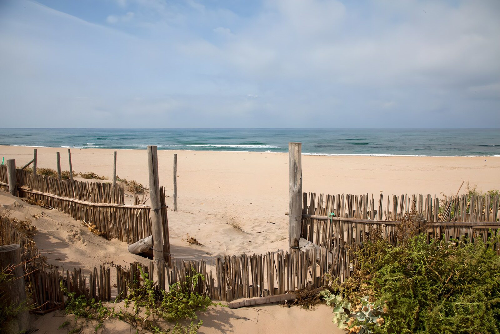 Rustig strand met houten omheining