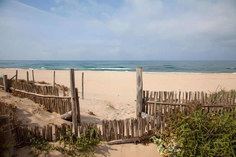 Rustig strand met houten omheining