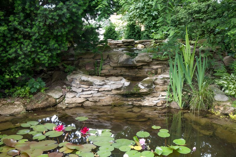 Rustgevende tuin met waterpartij