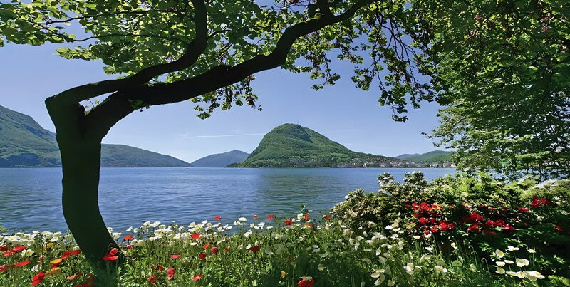 Prachtig uitzicht op het meer en bergen
