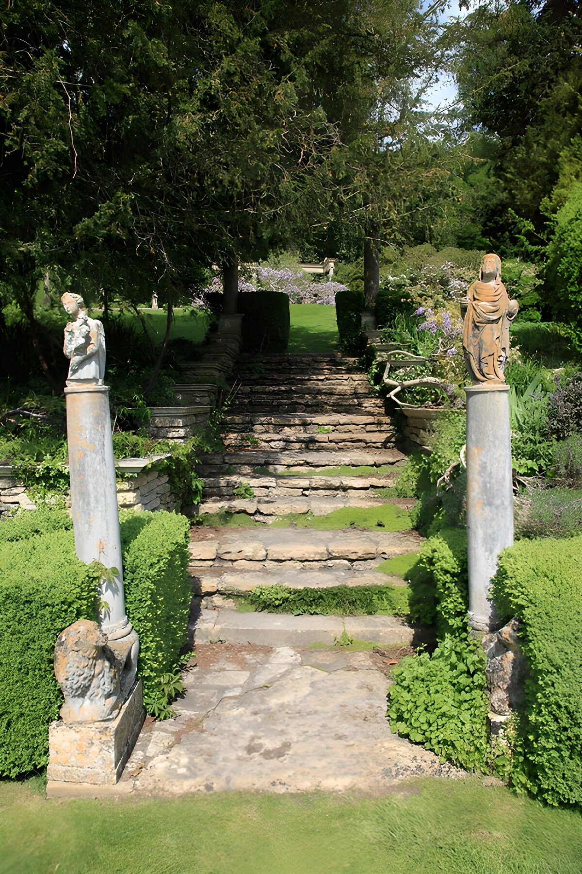 Rustige tuin met beeldhouwwerken
